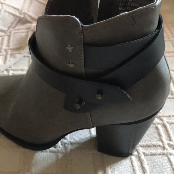 XOXO grey/brown booties - Picture 7 of 8